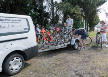 À vélo, le pont devient plus facile : la navette estivale relie Saint-Brevin et Saint-Nazaire